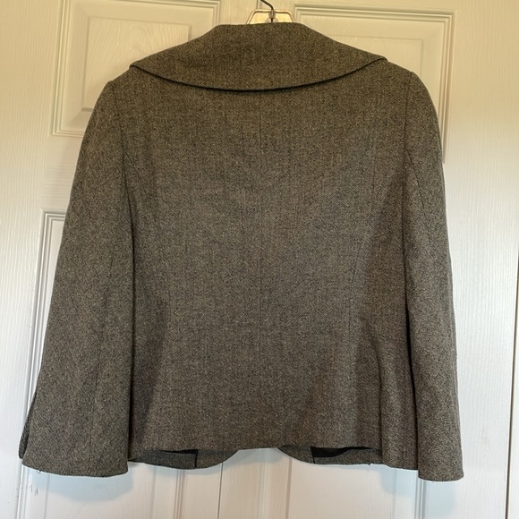 Ann Taylor sz 8 P Blazer. 2 button closure. Waist coat. Herringbone design - Picture 4 of 10